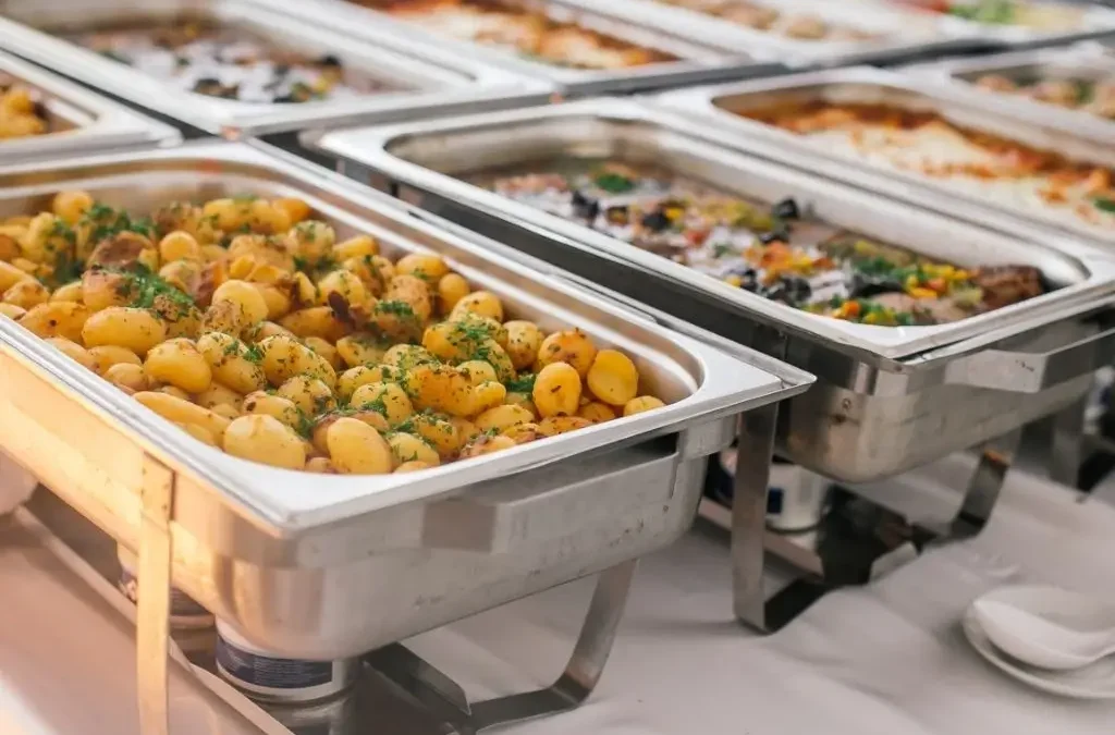 Servicio de alimentación para empresas con distintas opciones de menú en bandejas térmicas.