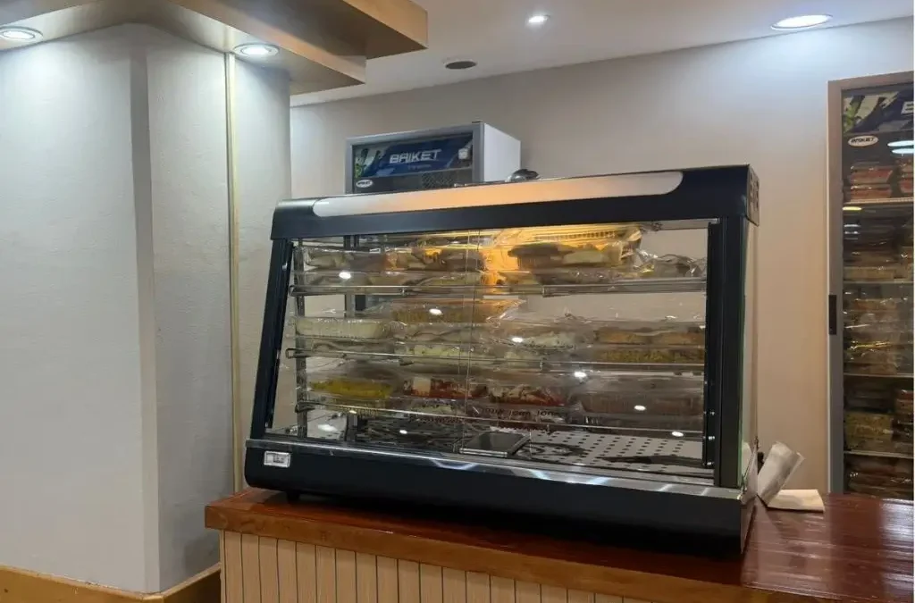 Viandas asistidas exhibidas en el comedor de una empresa
